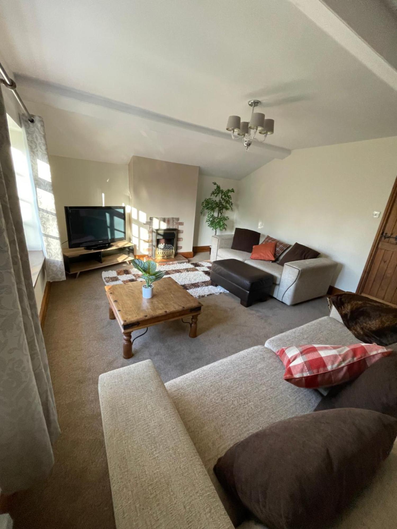 Pear Tree House 2 Bed Apartment Hartford  ภายนอก รูปภาพ